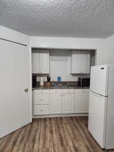 A cozinha ou cozinha compacta de Plainview Motel