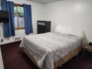 Cama ou camas em um quarto em Plainview Motel