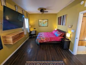 Voodi või voodid majutusasutuse Smart House [HotTub/Pets/420] toas