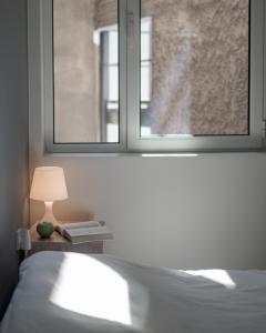 - une chambre avec un lit et une fenêtre dans l'établissement Modern, quite 1-BDR Apt 5 min walk to Acropolis, à Athènes