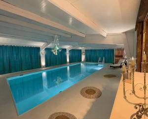 Fotografia z galérie ubytovania 7eme ciel - Tiny House avec Grande Piscine intérieure chauffée toute l'année v destinácii Marais-Vernier