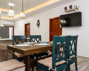 a dining room with a wooden table and chairs at Hermosa Casa de Playa Machalilla in Machalilla