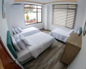 a bedroom with two beds and a window at Hermosa Casa de Playa Machalilla in Machalilla