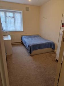 A bed or beds in a room at Double room for One Person in 3 beds flat