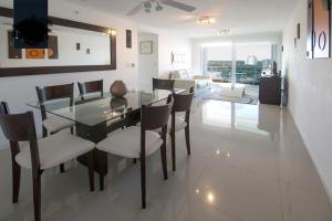 comedor y sala de estar con mesa y sillas en Apartamento Punta del Este,Wind Tower 2 dormitorios, en Punta del Este