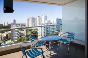 uma mesa e cadeiras numa varanda com vista para a cidade em Apartamento Punta del Este,Wind Tower 2 dormitorios em Punta del Este