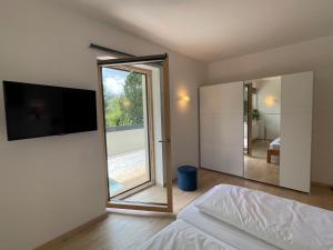 1 dormitorio con espejo grande y cama en Sprungschanze Haus, en Murau