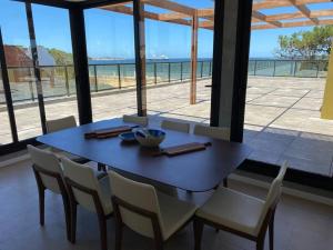 una mesa de comedor y sillas con vistas al océano en Edificio nuevo frente al mar, en Punta del Este