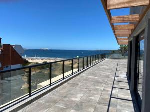 balcón con vistas a la playa en Edificio nuevo frente al mar, en Punta del Este