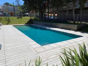 una piscina de agua azul en un patio en Edificio nuevo frente al mar, en Punta del Este