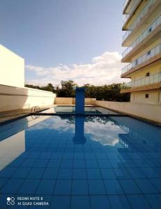 une piscine sur le côté d'un immeuble dans l'établissement excelente Cobertura no centro de Bertioga, à Bertioga
