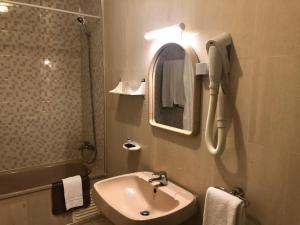 ein Bad mit einem Waschbecken und einem Spiegel in der Unterkunft Hotel Varandazul in Palmela