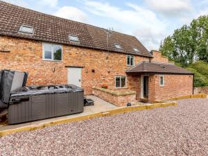 una foto di una casa con jacuzzi di Tadpole Cottage At Frog Hall a Tilston