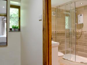La salle de bains est pourvue d'une douche, de toilettes et d'un lavabo. dans l'établissement Annies Cottage, à Buckland Monachorum