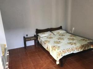 een slaapkamer met een bed en een tafel erin bij Quitinete com piscina em Balneário Pinhal in Pinhal