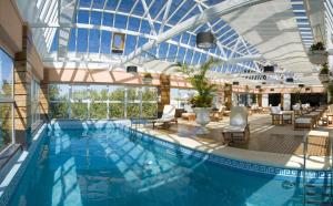 een zwembad in een hotel met een glazen plafond bij Ramada by Wyndham Buenos Aires in Vicente López