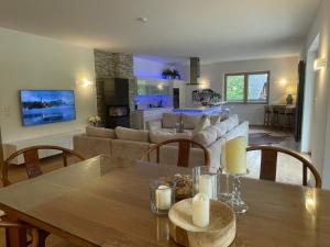 a dining room and living room with a table and chairs at Sprungschanze Haus in Murau