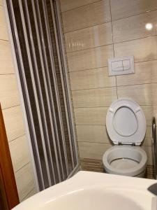 La petite salle de bains est pourvue de toilettes et d'un lavabo. dans l'établissement B&B l’antico rudere 2, à Cosenza