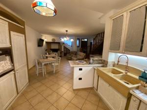 Kuchyň nebo kuchyňský kout v ubytování BELLA ASSISI B & B