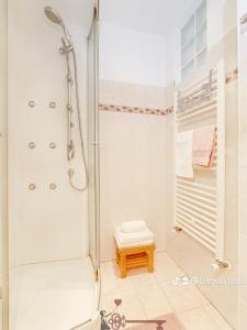 ein Bad mit einer Dusche und einem Stuhl in der Unterkunft 'Cuore di Rose' Parking - Welcome Set, Netflix, for 4 Persons -By EasyLife Swiss in Breganzona
