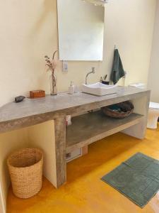 a bathroom counter with a sink and a mirror at Vila Chappada in Alto Paraíso de Goiás