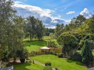 einen Luftblick auf einen Garten mit einem Pavillon in der Unterkunft Willows View in Etchingham