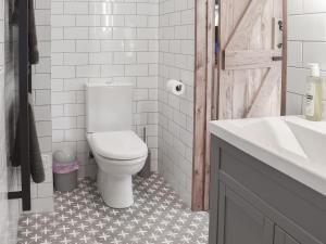 La salle de bains blanche est pourvue de toilettes et d'un lavabo. dans l'établissement Willows View, à Etchingham