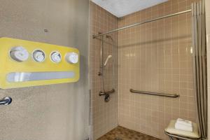 y baño con cabina de ducha y aseo. en Motel 6-Dalton, GA, en Dalton 16 fotos más