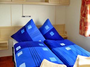 JabelにあるHouse Boat Jabelの青いベッド(上に青い枕付)
