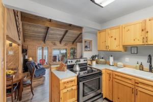 Dapur atau dapur kecil di Alpine Lake Escape on Fish Lake by NW Comfy Cabins +41 gambar