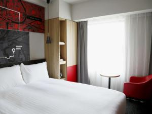 Postel nebo postele na pokoji v ubytování ibis Osaka Umeda