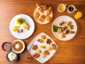 três pratos de comida numa mesa de madeira em ibis Osaka Umeda em Osaka