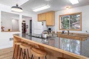 una cocina con encimera y hervidor de agua. en Rhodie House by NW Comfy Cabins, en Leavenworth 30 fotos más