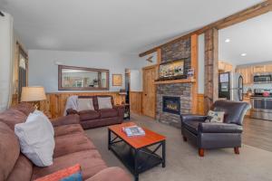 - un salon avec un canapé et une cheminée dans l'établissement Bigfoot Base Camp by NW Comfy Cabins, à Leavenworth