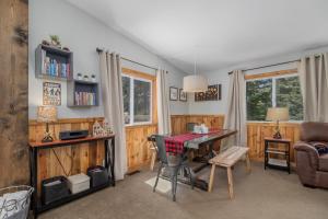 - un salon avec une table et un canapé dans l'établissement Bigfoot Base Camp by NW Comfy Cabins, à Leavenworth
