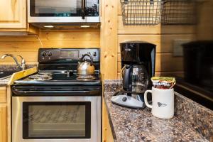 Η κουζίνα ή μικρή κουζίνα στο Painted Pony Cabin by NW Comfy Cabins