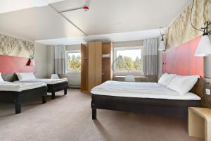 ストックホルムにあるSure Hotel by Best Western Spångaのベッド2台とソファが備わるホテルルームです。
