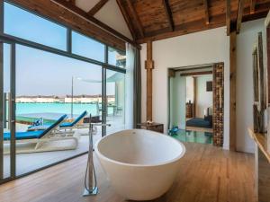 Kuredhivaru Resort and Spa - Maldives的休息区