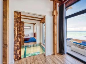 Kuredhivaru Resort and Spa - Maldives客房内的一张或多张床位