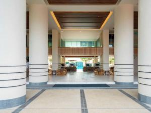 uitzicht op de lobby van een resort met zuilen bij Mercure Langkawi Pantai Cenang in Pantai Cenang