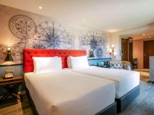 Ein Bett oder Betten in einem Zimmer der Unterkunft Mercure Langkawi Pantai Cenang