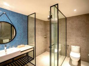 Ein Badezimmer in der Unterkunft Mercure Langkawi Pantai Cenang
