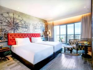Ein Bett oder Betten in einem Zimmer der Unterkunft Mercure Langkawi Pantai Cenang