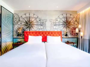 Ein Bett oder Betten in einem Zimmer der Unterkunft Mercure Langkawi Pantai Cenang