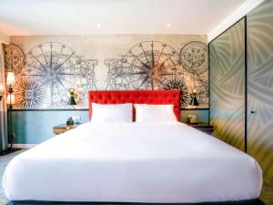 Ein Bett oder Betten in einem Zimmer der Unterkunft Mercure Langkawi Pantai Cenang