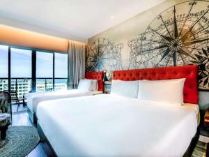 Ein Bett oder Betten in einem Zimmer der Unterkunft Mercure Langkawi Pantai Cenang
