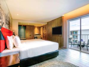 Ein Bett oder Betten in einem Zimmer der Unterkunft Mercure Langkawi Pantai Cenang
