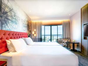 Ein Bett oder Betten in einem Zimmer der Unterkunft Mercure Langkawi Pantai Cenang