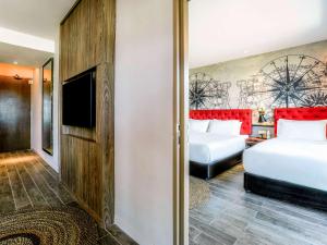 Ein Bett oder Betten in einem Zimmer der Unterkunft Mercure Langkawi Pantai Cenang