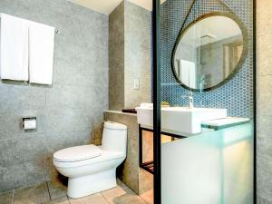 Ein Badezimmer in der Unterkunft Mercure Langkawi Pantai Cenang